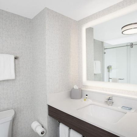 Holiday Inn Express Hotel & Suites Ottawa Airport By Ihg Exteriör bild