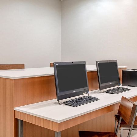 Holiday Inn Express Hotel & Suites Ottawa Airport By Ihg Exteriör bild