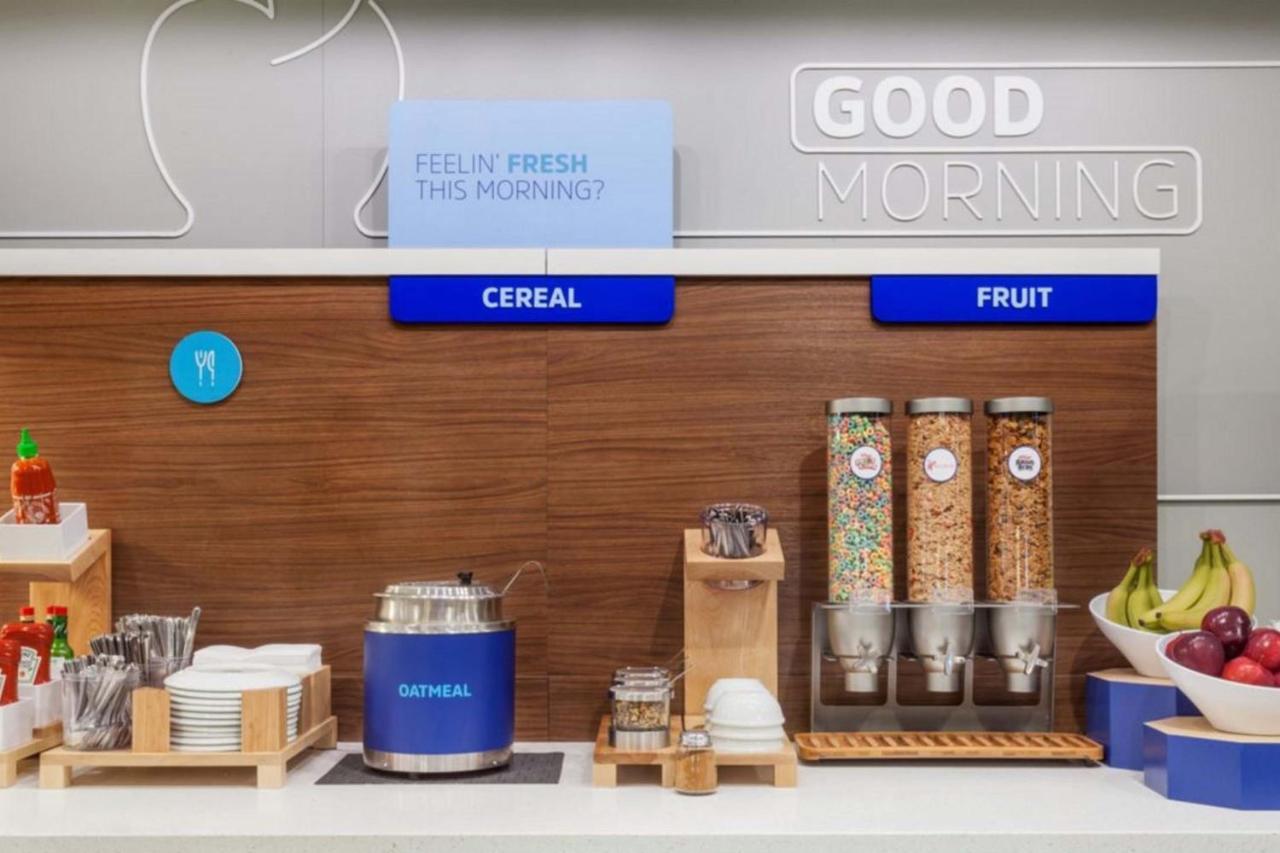 Holiday Inn Express Hotel & Suites Ottawa Airport By Ihg Exteriör bild