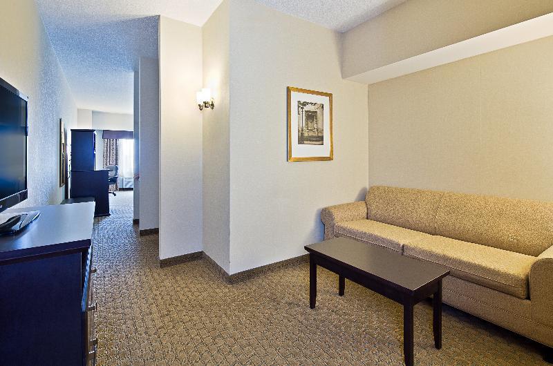 Holiday Inn Express Hotel & Suites Ottawa Airport By Ihg Exteriör bild