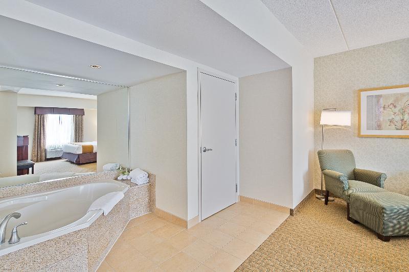 Holiday Inn Express Hotel & Suites Ottawa Airport By Ihg Exteriör bild