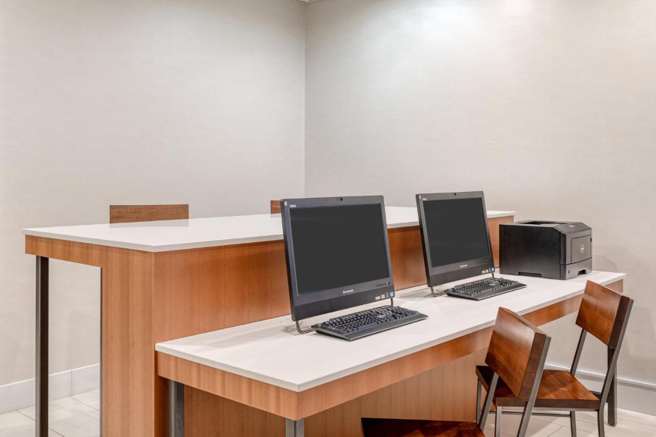 Holiday Inn Express Hotel & Suites Ottawa Airport By Ihg Exteriör bild
