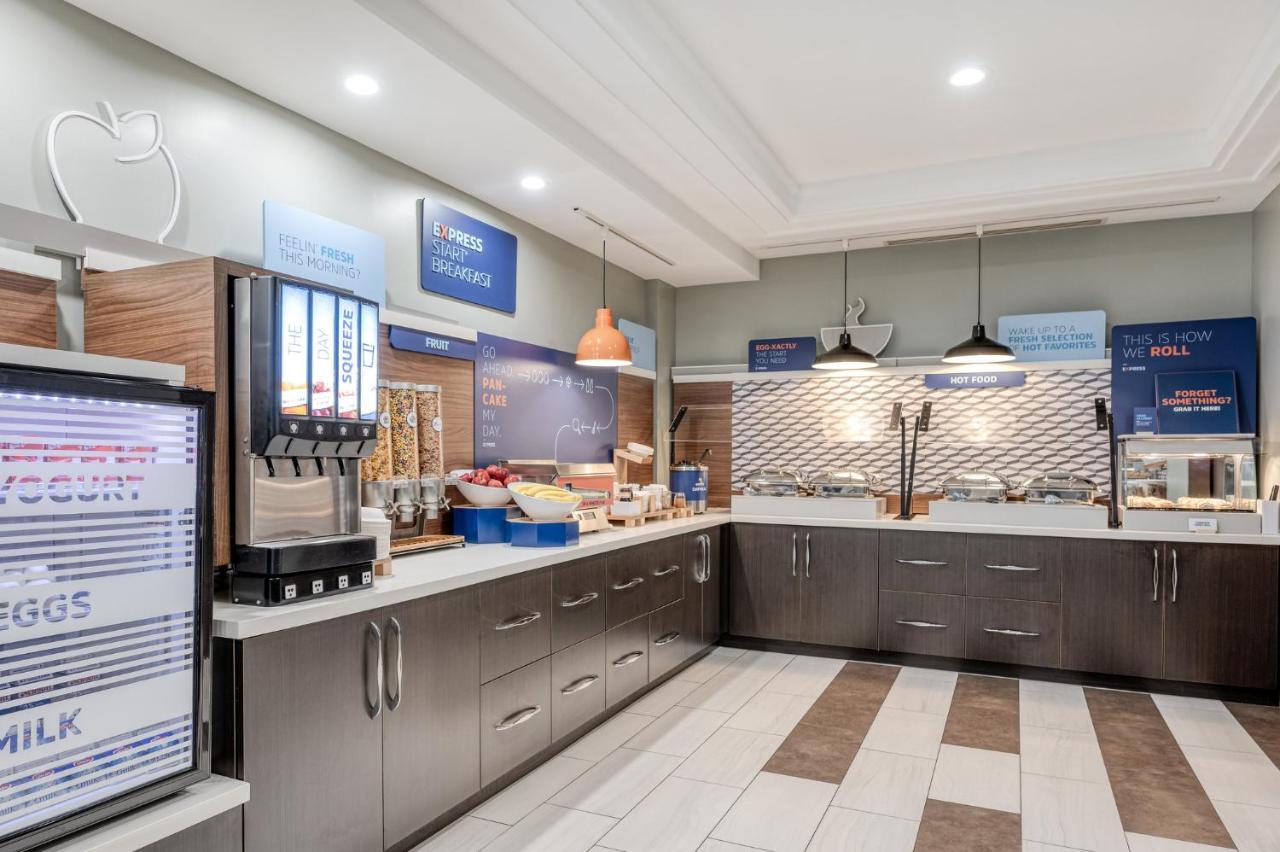 Holiday Inn Express Hotel & Suites Ottawa Airport By Ihg Exteriör bild