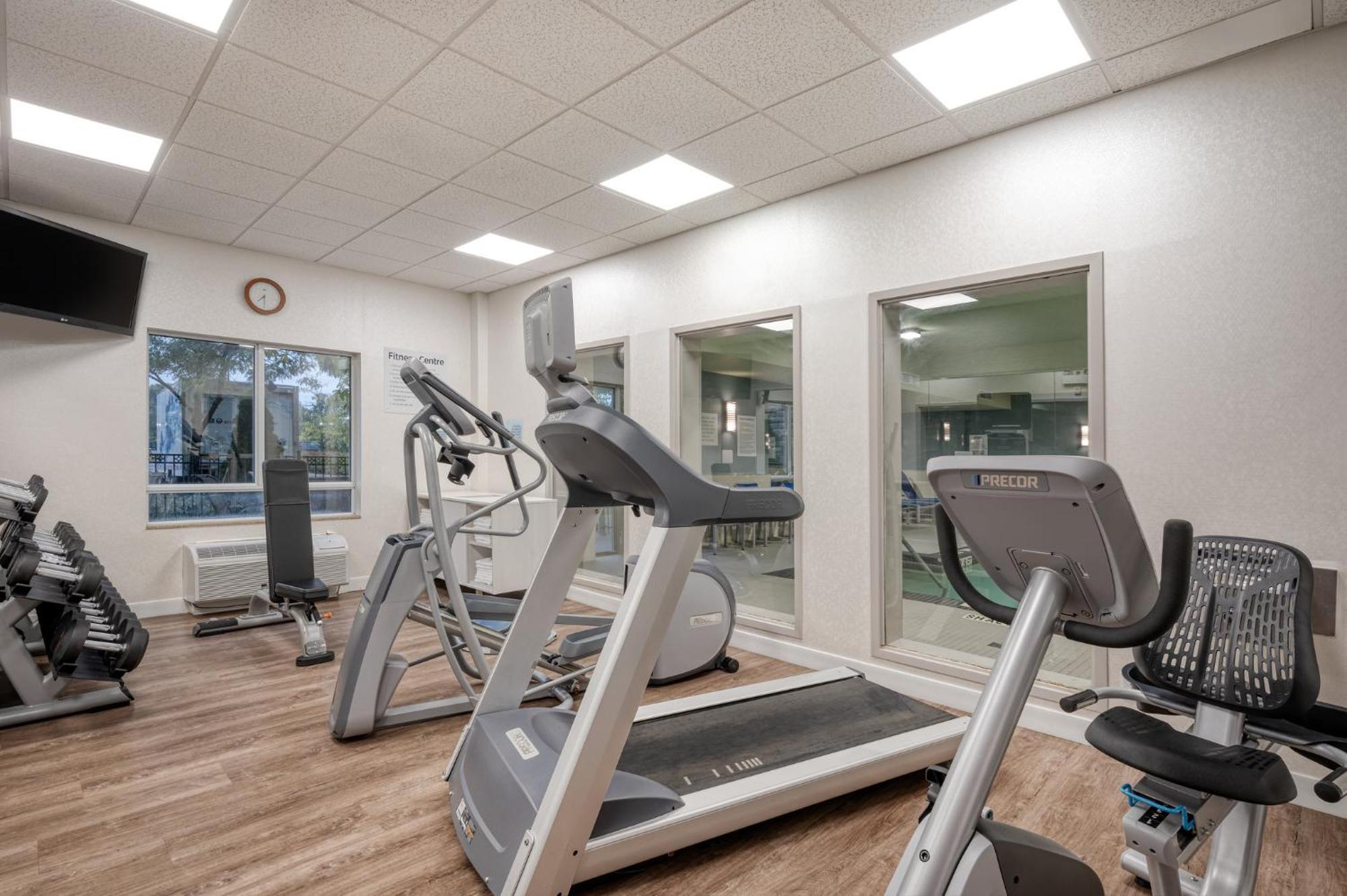 Holiday Inn Express Hotel & Suites Ottawa Airport By Ihg Exteriör bild